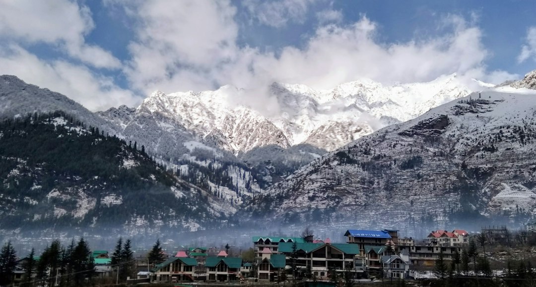 Scenic Manali and Shimla tour packages from Sarwan Travels.